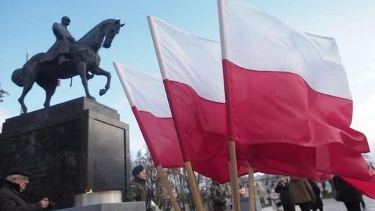 Sesja Rady Miasta i złożenie kwiatów pod pomnikiem Józefa Piłsudskiego