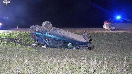 Łabunie: Audi wypadło z drogi i dachowało