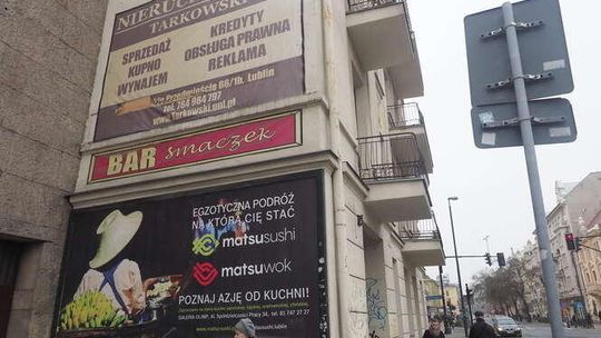 Billboardy na kamienicy w centrum Lublina