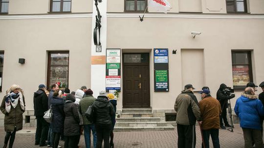 Zapalili znicze dla Piotra Szczęsnego pod biurem senatora PiS