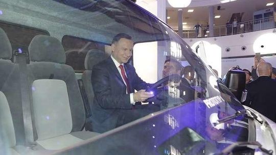 Prezydent Andrzej Duda za kierownicą ELVI od Ursusa