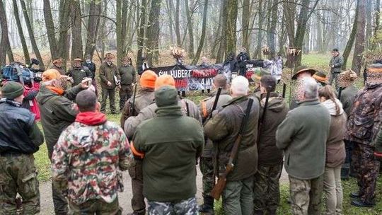 Spacerowali przed lufami strzelb myśliwych, aby uniemożliwić polowanie