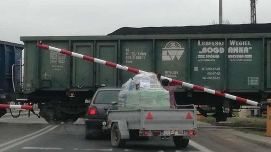 Turystyczna: Samochód wjechał pod szlaban