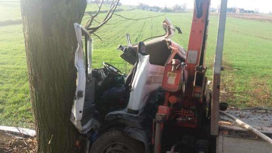 Piotrawin: Ciężarówka uderzyła w drzewo