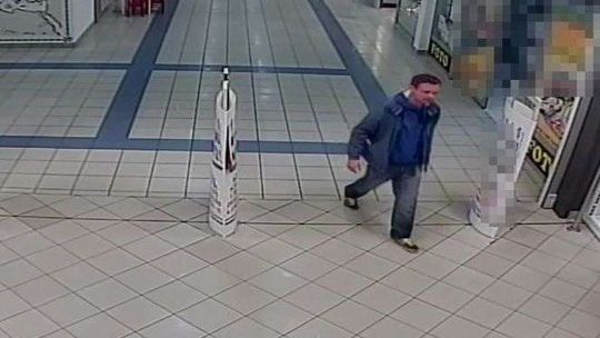 Policjanci szukają sprawców kradzieży