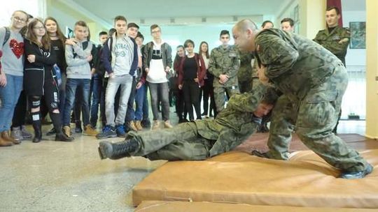 Policjanci i terytorialsi w LO nr 27 w Lublinie