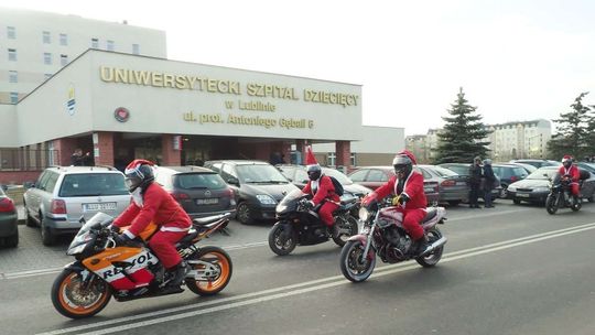 Moto-mikołaje obdarowali prezentami małych pacjentów 