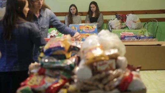 Przygotowywanie paczek dla dzieci u Brata Alberta