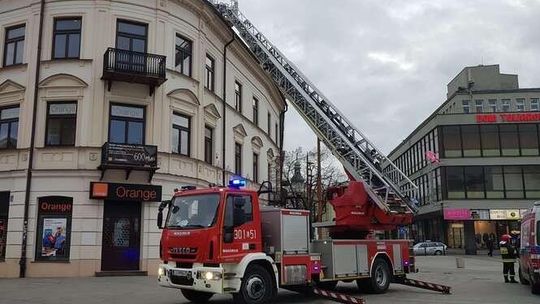 Pożar sadzy w kominie w kamienicy na deptaku Pożar sadzy w kominie w kamienicy na deptaku