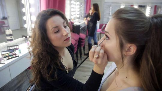 Przygotowania do pokazu fryzjerskiego w ZDZ