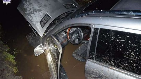 Zabrał cudze auto i utopił. Był pijany
