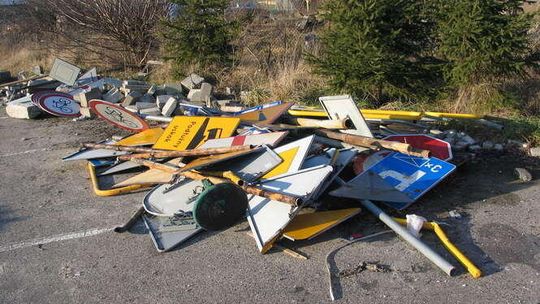 Chełm: Świętowali rozjeżdżając drogowe znaki