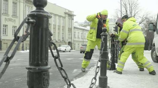 Montaż słupków przy placu Litewskim