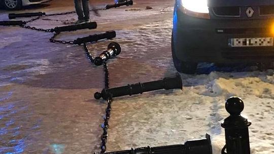 Samochód uszkodził słupki na pl. Litewskim w Lublinie