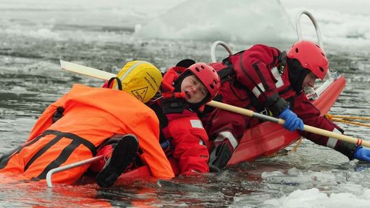 Ćwiczeniach strażaków z ratownictwa lodowego na jeziorze Białka 