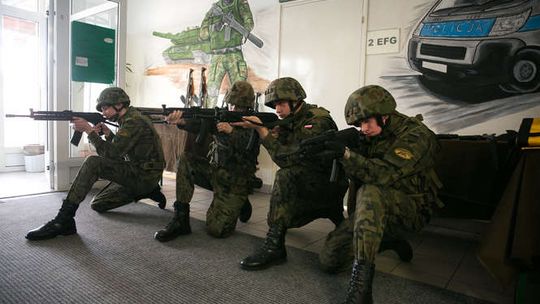 Zamojska szkoła kupiła sprzęt wojskowy