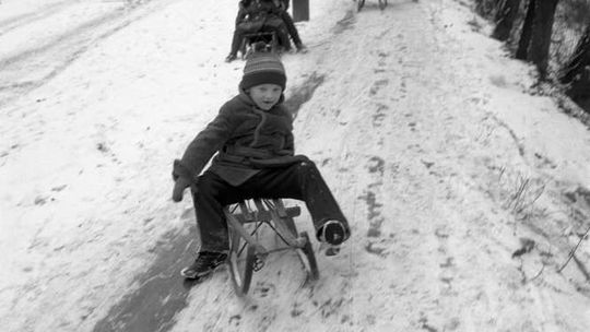 Gry i zabawy w PRL w obiektywie Jacka Mirosława