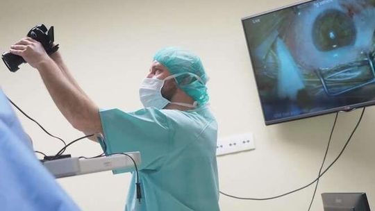 Transmisja operacji z kliniki okulistyki