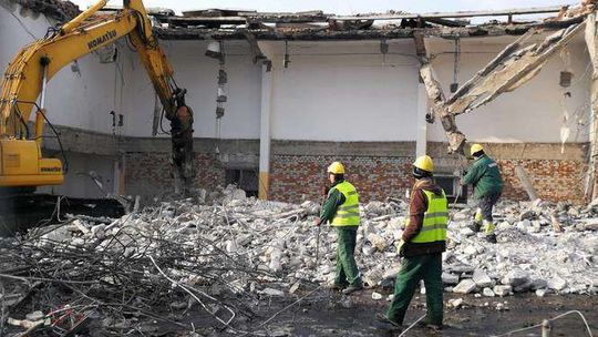 Rozbiórka Domu Chemika w Puławach