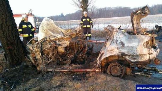 Karwiny: Renault uderzyło w drzewo i stanęło w ogniu. 5 osób nie żyje
