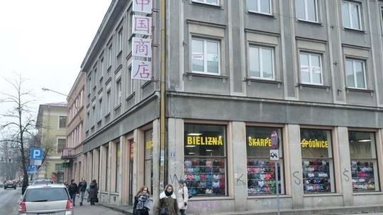  Z kamienicy przy ulicy Chopina zdjęto elementy neonu