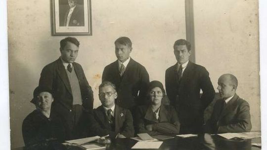 Bardzo długi podpis pod zdjęcie z poetą Bardzo długi podpis pod zdjęcie z poetą