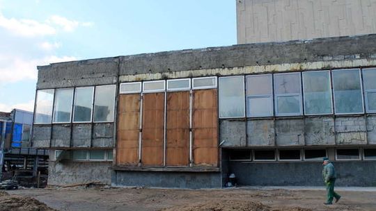 Robotnicy opuszczają plac budowy