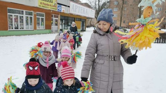 Dzieci z lubelskiego przedszkola Pszczółka świętują z Marzanną pierwszy dzień wiosny
