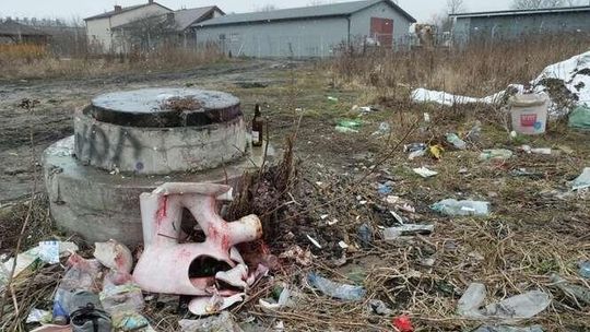 Dzikie wysypisko śmieci nad brzegiem Czerniejówki