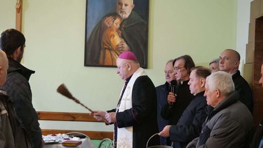 Śniadanie wielkanocne dla ubogich w stołówce Bractwa Miłosierdzia im św Brata Alberta
