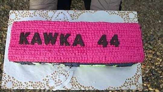 Mieszkańcy Kawki powitali autobus tortem