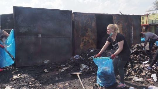 Sprzątanie po pożarze na targu przy ul. Ruskiej 