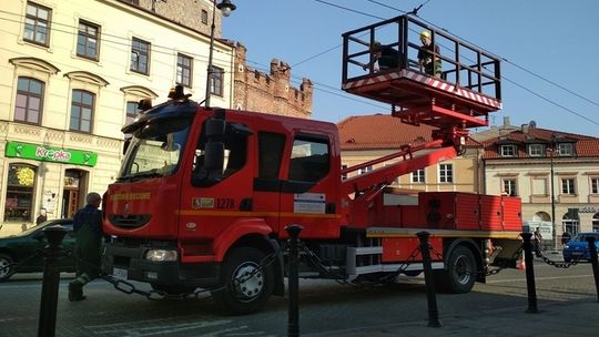Koparka uszkodziła trakcję koło Bramy Krakowskiej