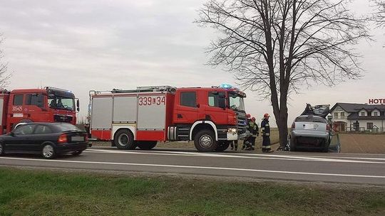Wypadek w Trojaczkowicach. Samochód uderzył w drzewo