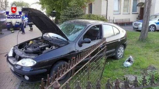 Wymusiła pierwszeństwo. Jej auto uderzyło w ogrodzenie komisariatu policji Wymusiła pierwszeństwo. Jej auto uderzyło w ogrodzenie komisariatu policji