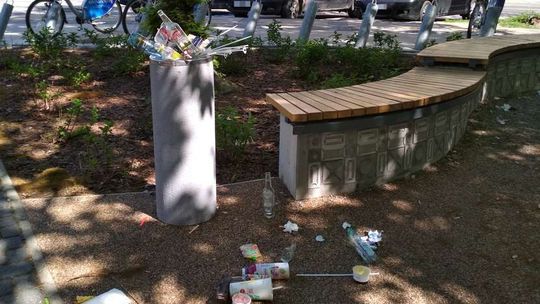 Z poidełka zrobili sobie śmietnik