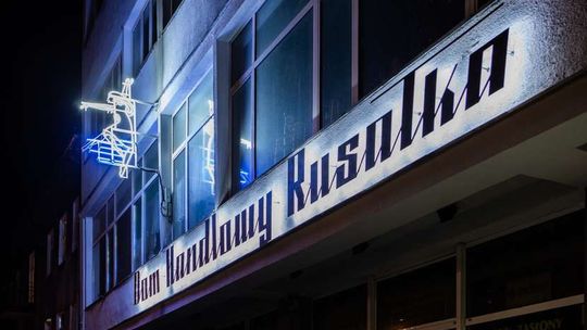 Neon na Domu Handlowym Rusałka przy ul. Zamojskiej Neon na Domu Handlowym Rusałka przy ul. Zamojskiej
