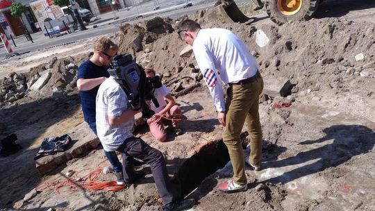 Zabytkowa studnia odkryta przed Bramą Krakowską