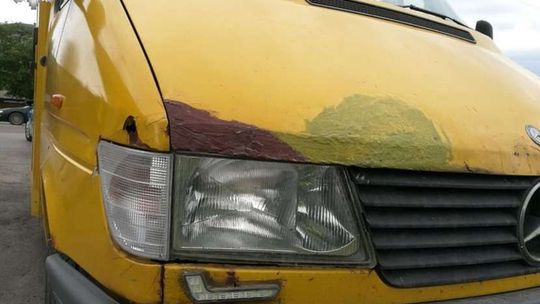 Rozpadający się samochód dostawczy Rozpadający się samochód dostawczy