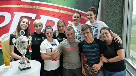 Mecz MKS Perła - Pogoń Szczecin, była okazja dla kibiców na zdjęcie z pucharem Challenge Cup