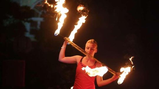 Gala ognia na dziedzińcu KUL