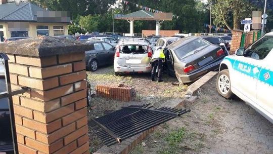 Kierowca BMW uszkodził 11 aut. Wjechał w komis samochodowy