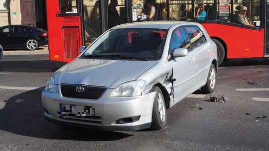 Zderzenie samochodów na rogu Krakowskiego Przedmieścia i Kołłątaja