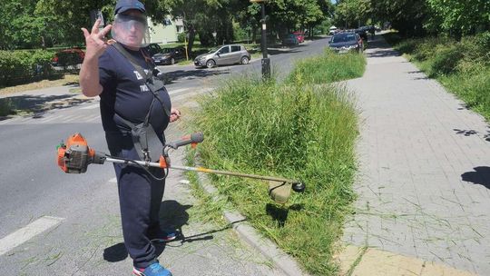 Radny Zbigniew Ławniczak kosił trawę