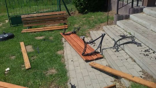 Zdewastowane ławki w miejscowości Łany