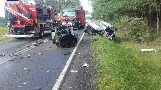 Wypadek w Bałtowie: Kierowca zakleszczony w samochodzie