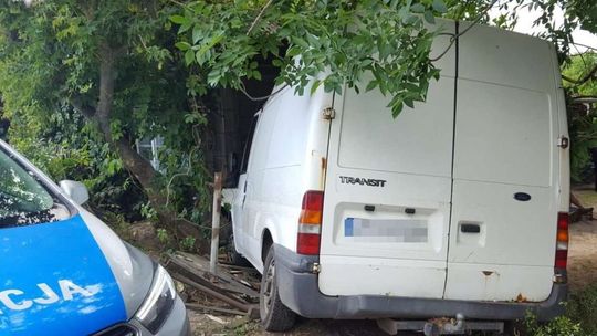 Wjechał busem w dom