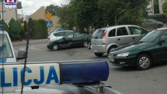 Tak wyjeżdżał z parkingu, że uszkodził 5 samochodów i ogrodzenie
