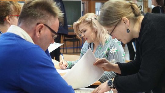 Matura 2018: wyniki. Maturzyści odbierają świadectwa