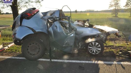 Bielany: 19-latek rozbił się na drzewie